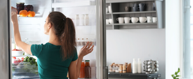 Femme ouvrant un frigo